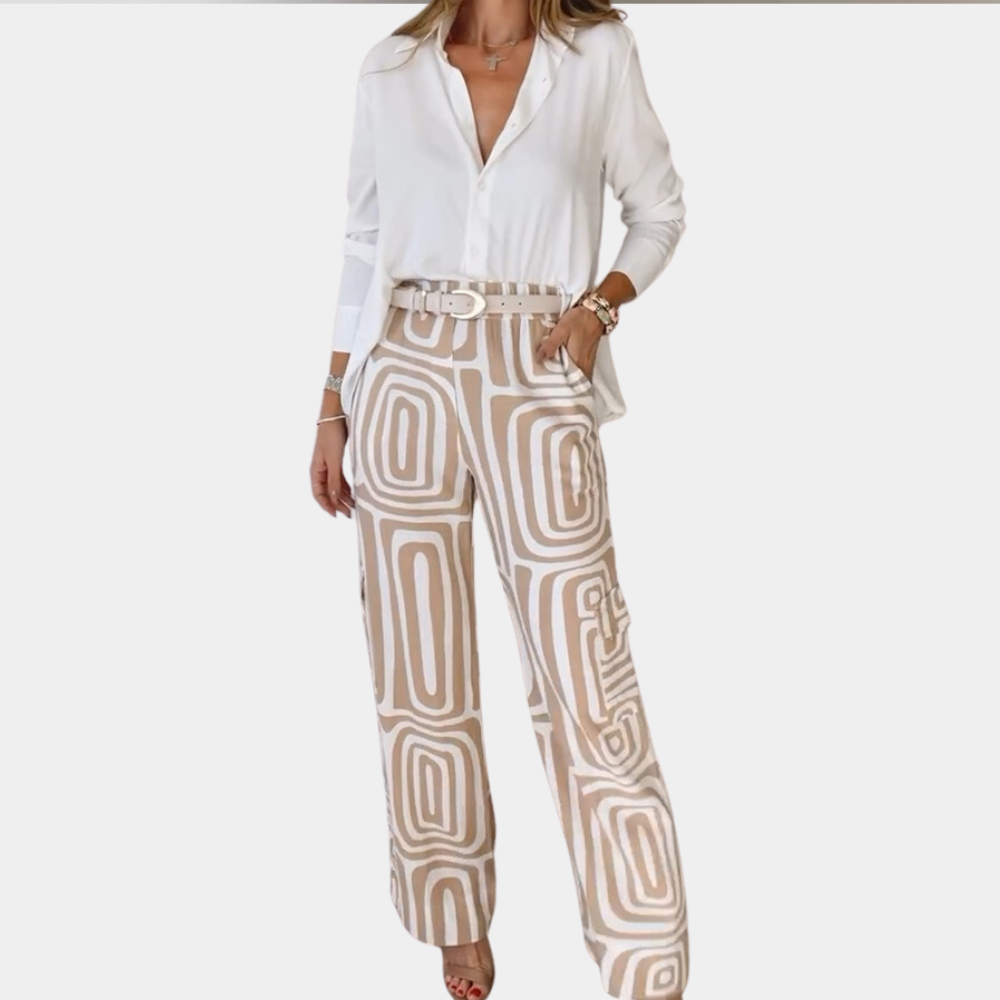 "Damesoutfit met witte blouse en trendy beige printbroek, stijlvolle en modieuze combinatie voor dagelijks gebruik."