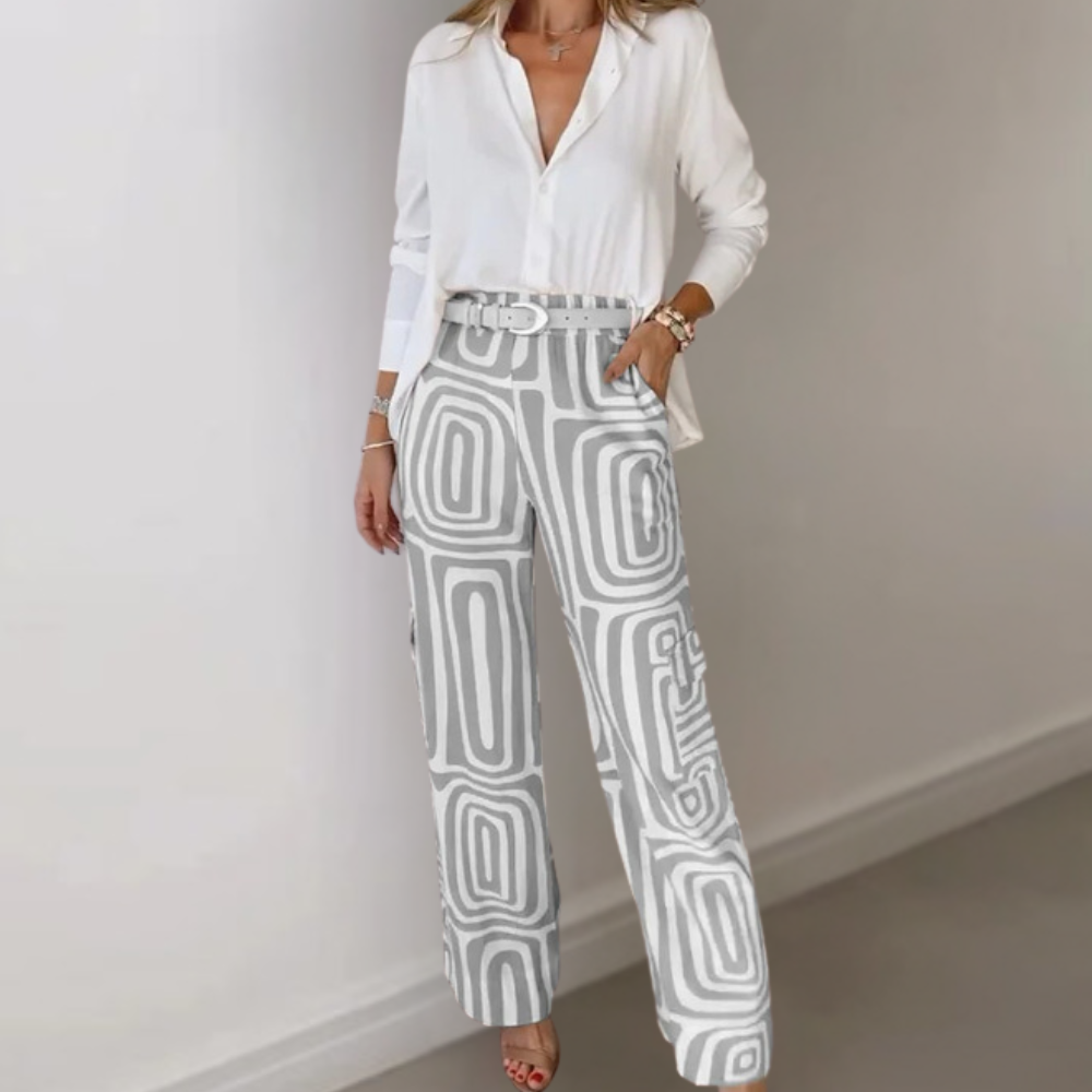 "Damesoutfit met witte blouse en trendy beige printbroek, stijlvolle en modieuze combinatie voor dagelijks gebruik."
