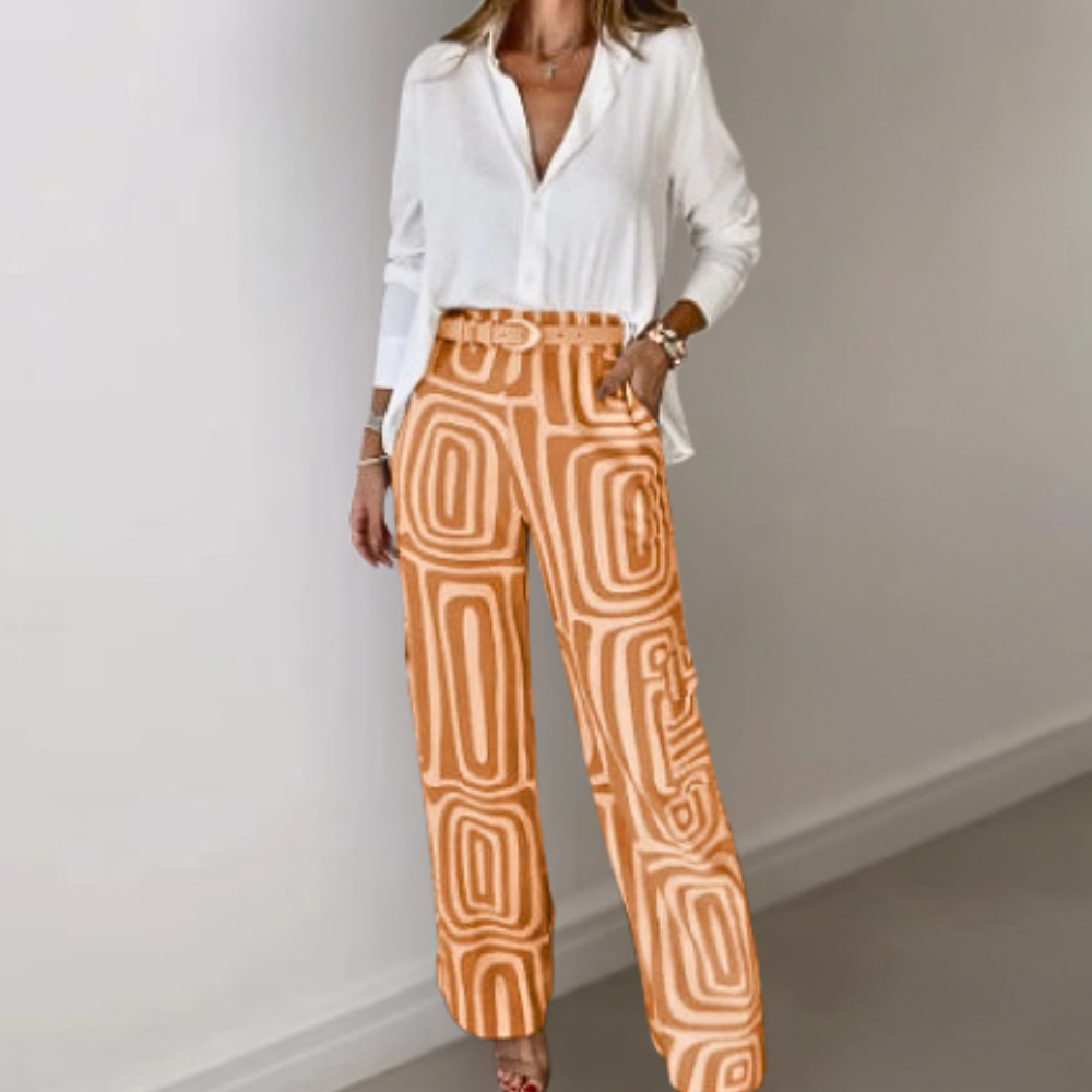 "Damesoutfit met witte blouse en trendy beige printbroek, stijlvolle en modieuze combinatie voor dagelijks gebruik."