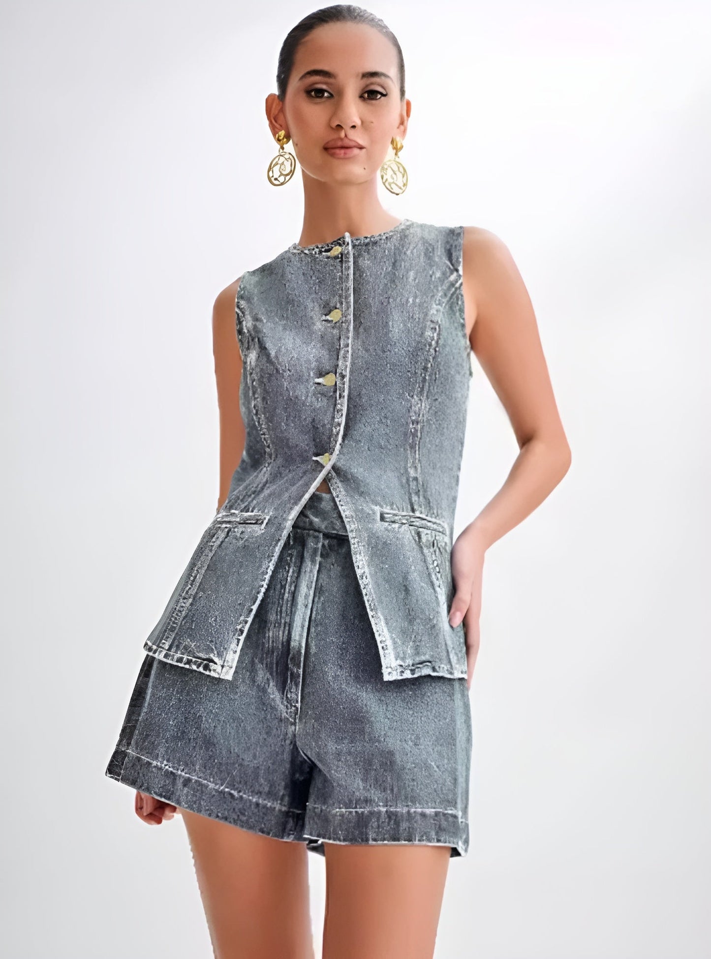 "Denim gilet set voor dames, mouwloze gilet met bijpassende shorts, stoer en trendy voor zomerfestivals en casual looks."