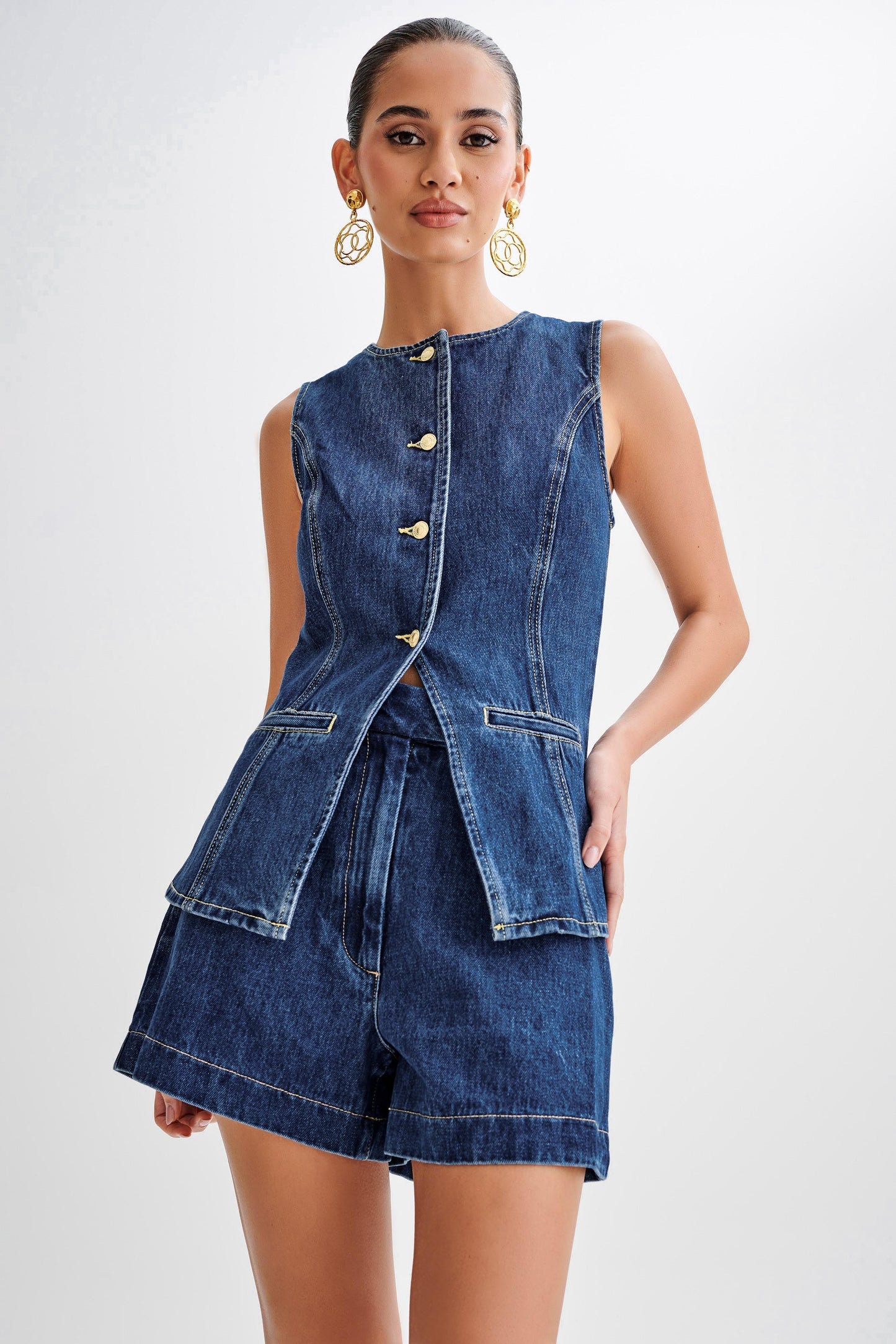 "Denim gilet set voor dames, mouwloze gilet met bijpassende shorts, stoer en trendy voor zomerfestivals en casual looks."