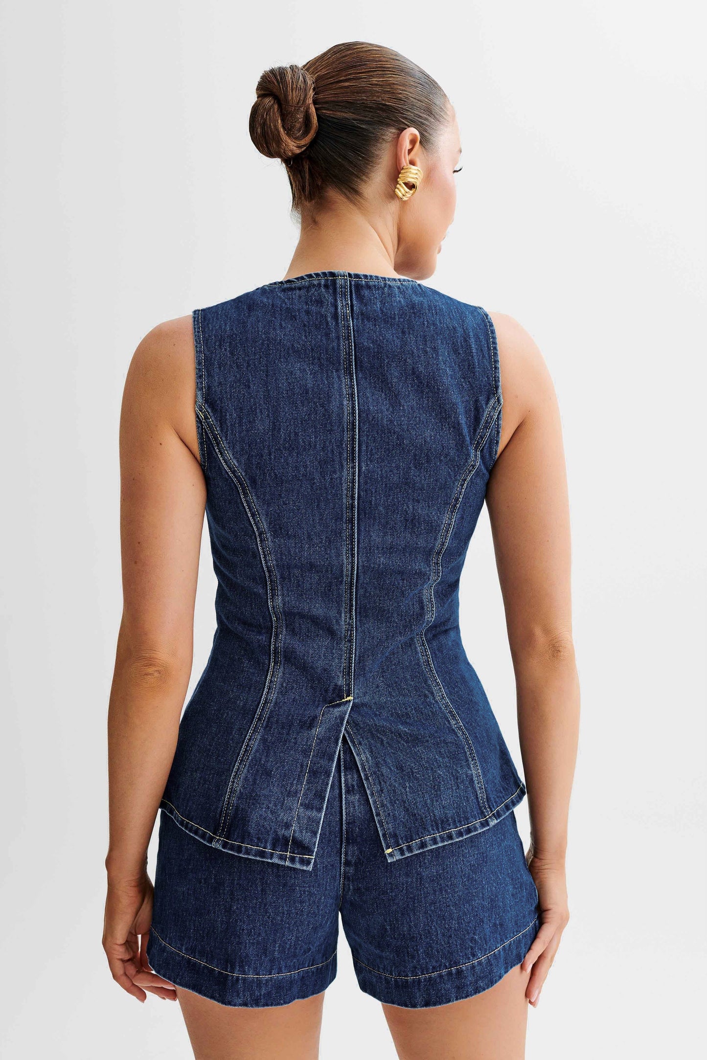 "Denim gilet set voor dames, mouwloze gilet met bijpassende shorts, stoer en trendy voor zomerfestivals en casual looks."