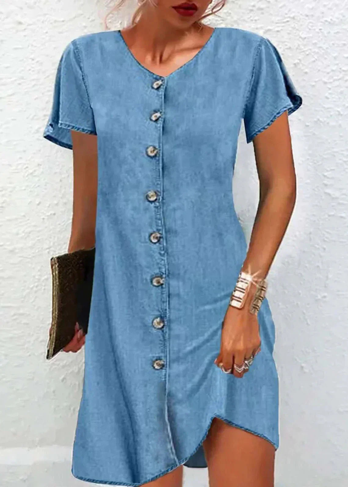 Denim jurk met V-hals en knoopdetails, korte mouwen, lichte stof; casual en stijlvol voor elke gelegenheid.