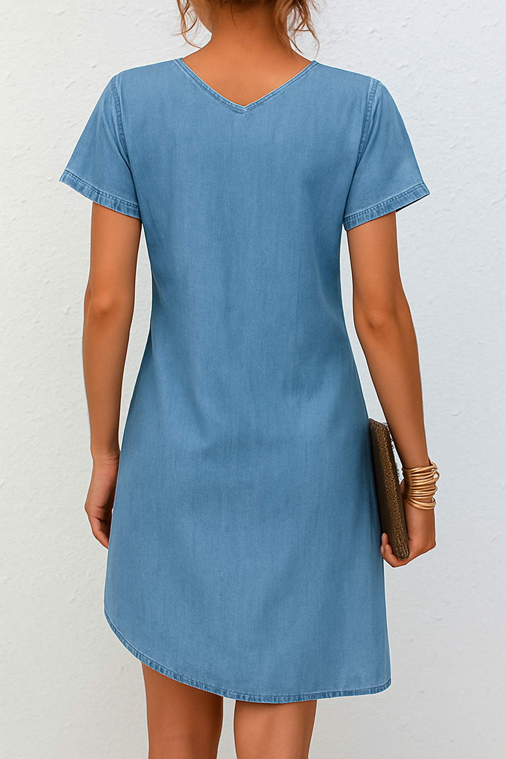 Denim jurk met V-hals en knoopdetails, korte mouwen, lichte stof; casual en stijlvol voor elke gelegenheid.