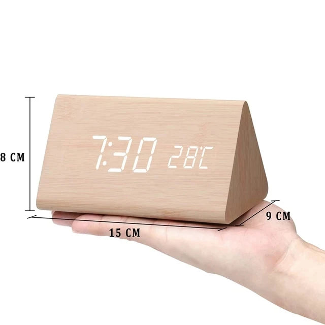 "Digitale wekker met houten design, helder LED-display en spraakbesturing, stijlvol en modern voor elk interieur."