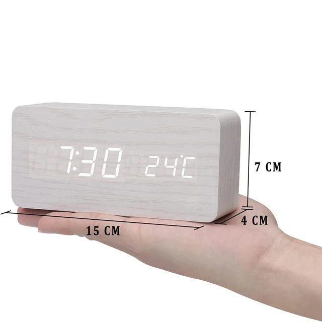 "Digitale wekker met houten design, helder LED-display en spraakbesturing, stijlvol en modern voor elk interieur."