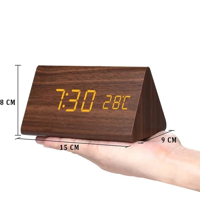 "Digitale wekker met houten design, helder LED-display en spraakbesturing, stijlvol en modern voor elk interieur."