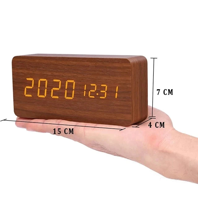 "Digitale wekker met houten design, helder LED-display en spraakbesturing, stijlvol en modern voor elk interieur."