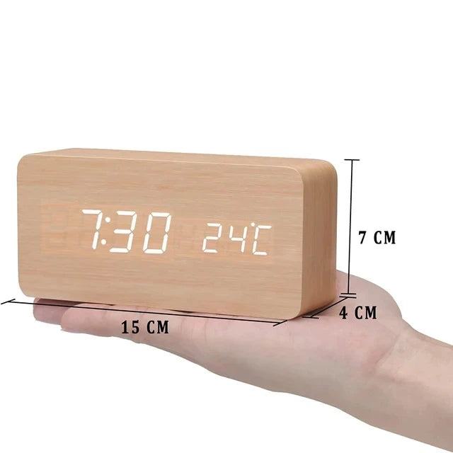 "Digitale wekker met houten design, helder LED-display en spraakbesturing, stijlvol en modern voor elk interieur."