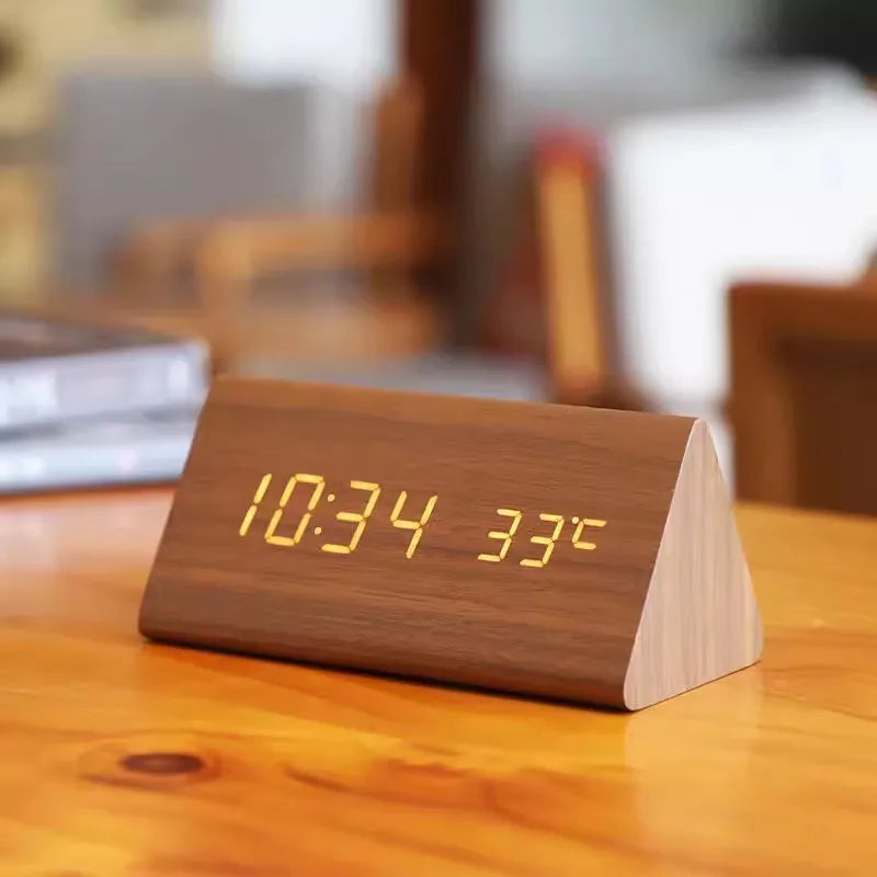 "Digitale wekker met houten design, helder LED-display en spraakbesturing, stijlvol en modern voor elk interieur."