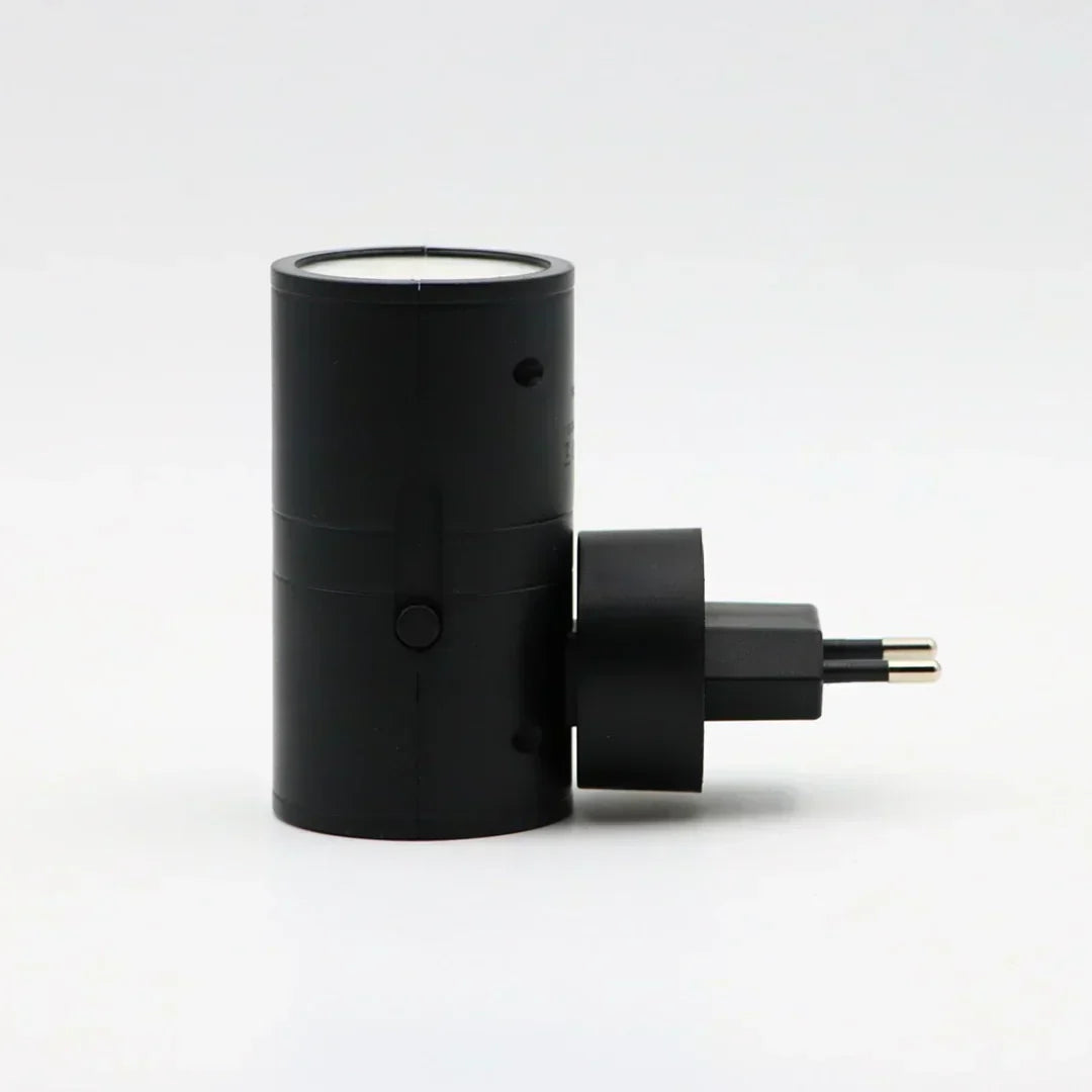 "Dimbare LED nachtlamp, zwart/wit, elegant design met dag-nachtsensor. Past in elk stopcontact voor warme, rustgevende gloed.