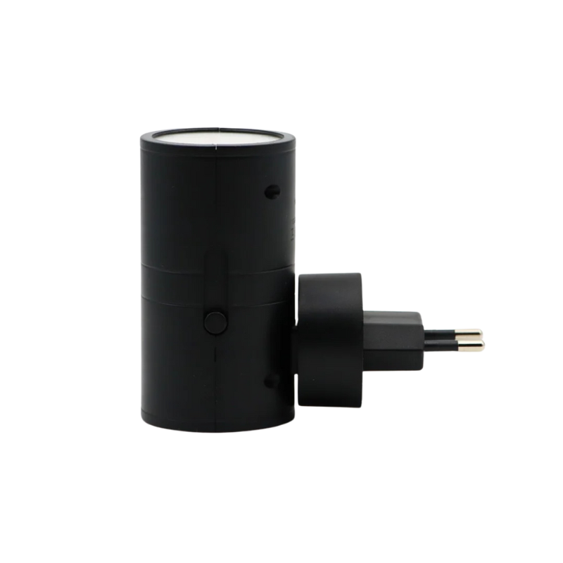 "Dimbare LED nachtlamp, zwart/wit, elegant design met dag-nachtsensor. Past in elk stopcontact voor warme, rustgevende gloed.