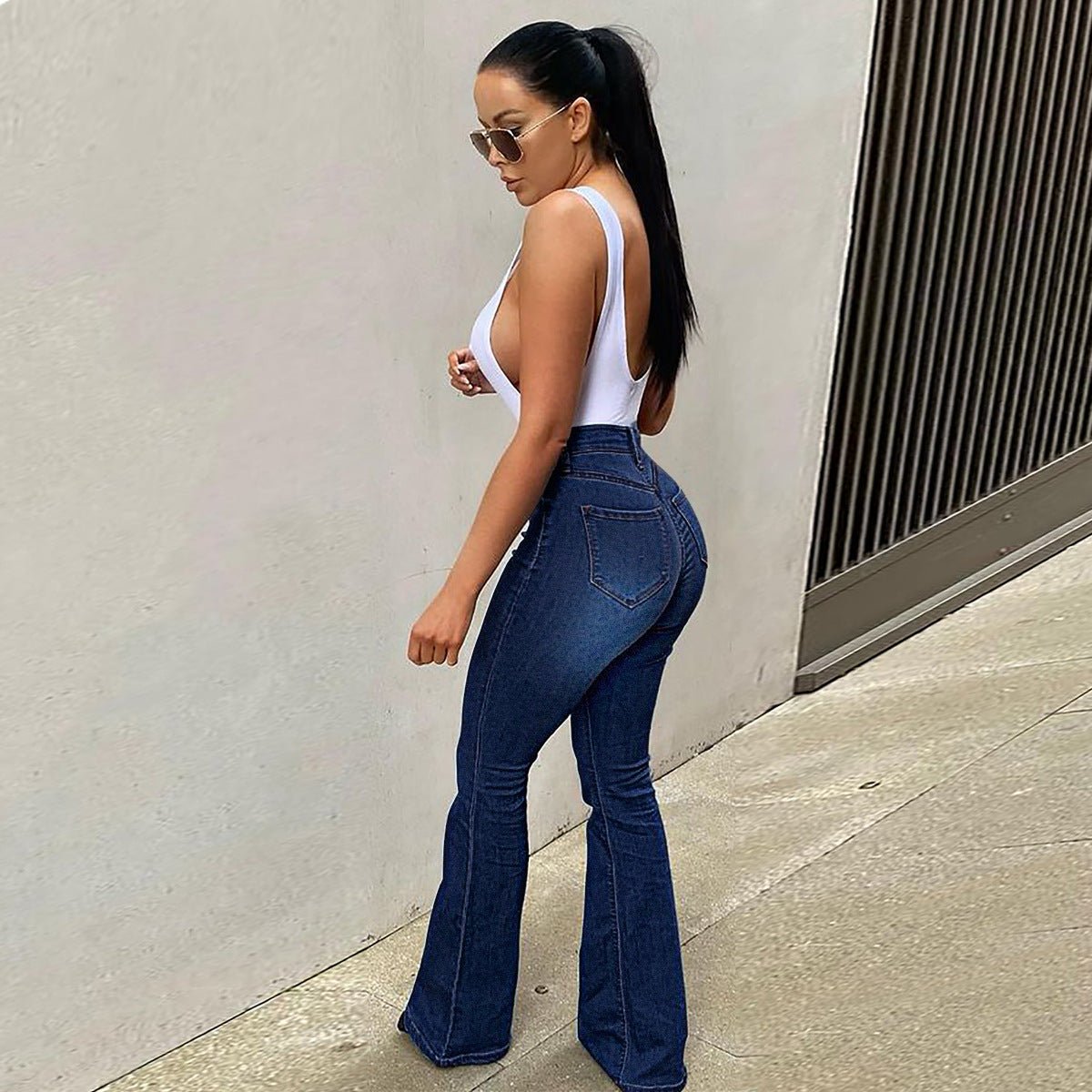 "Diona flared jeans met uitlopende pijpen, hoge taille, blauwe wassing; stijlvolle en comfortabele elastische denim look."