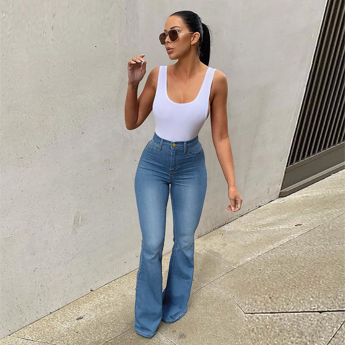 "Diona flared jeans met uitlopende pijpen, hoge taille, blauwe wassing; stijlvolle en comfortabele elastische denim look."