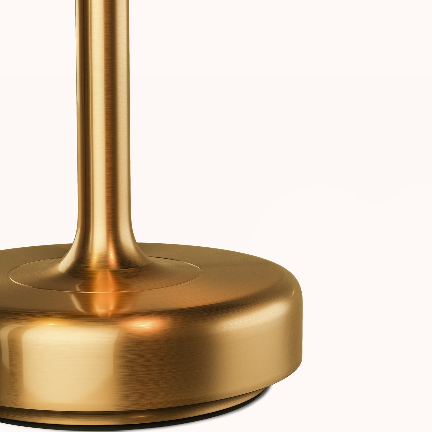 "Draadloze LED tafellamp Ambian in goud, zilver of zwart, stijlvol en waterdicht voor binnen- en buitengebruik."