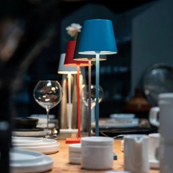 "Draadloze oplaadbare tafellamp, slank en modern ontwerp, ideaal voor elk interieur, met touch bediening en USB oplaadbaar."