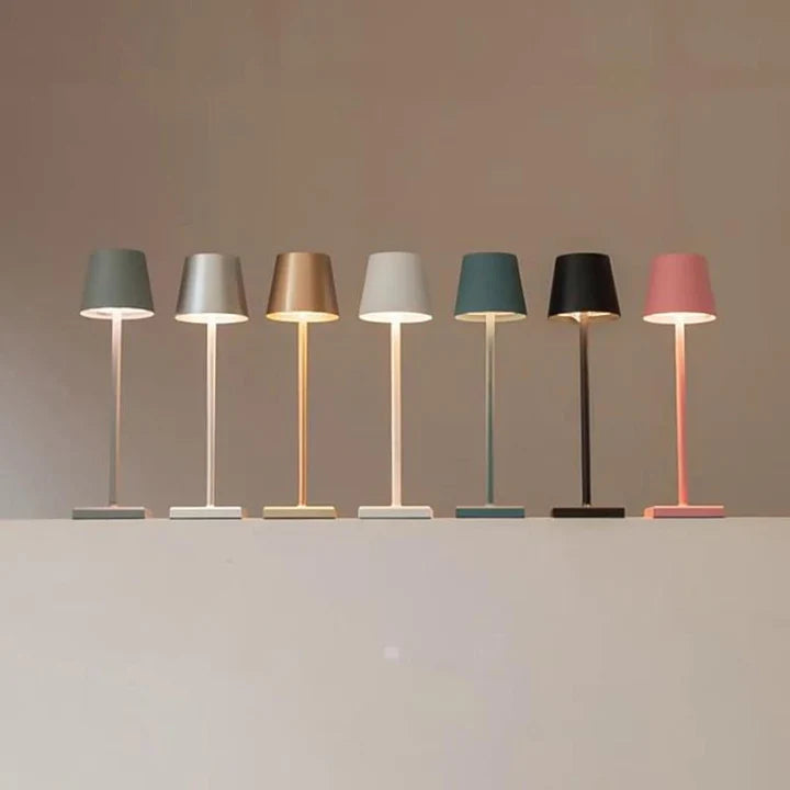 "Draadloze oplaadbare tafellamp, slank en modern ontwerp, ideaal voor elk interieur, met touch bediening en USB oplaadbaar."