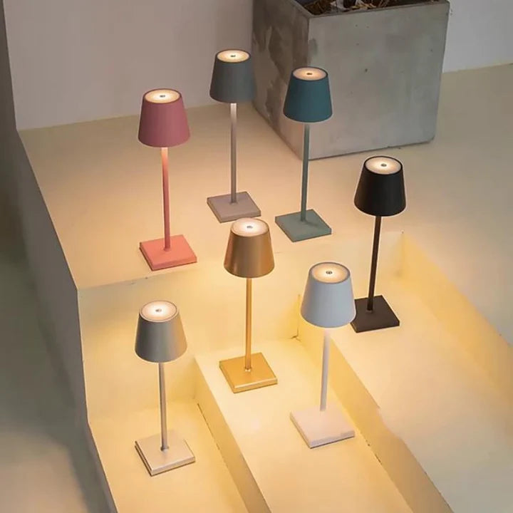"Draadloze oplaadbare tafellamp, slank en modern ontwerp, ideaal voor elk interieur, met touch bediening en USB oplaadbaar."