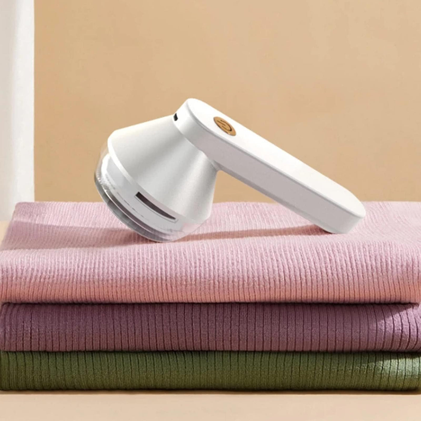 "Draadloze pluizenverwijderaar met groen-wit design, ergonomisch voor kleding en meubels onderhoud, compact en efficiënt."