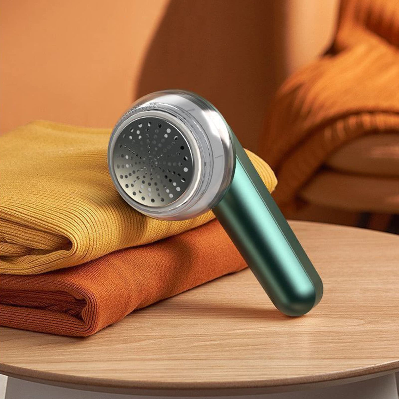 "Draadloze pluizenverwijderaar met groen-wit design, ergonomisch voor kleding en meubels onderhoud, compact en efficiënt."