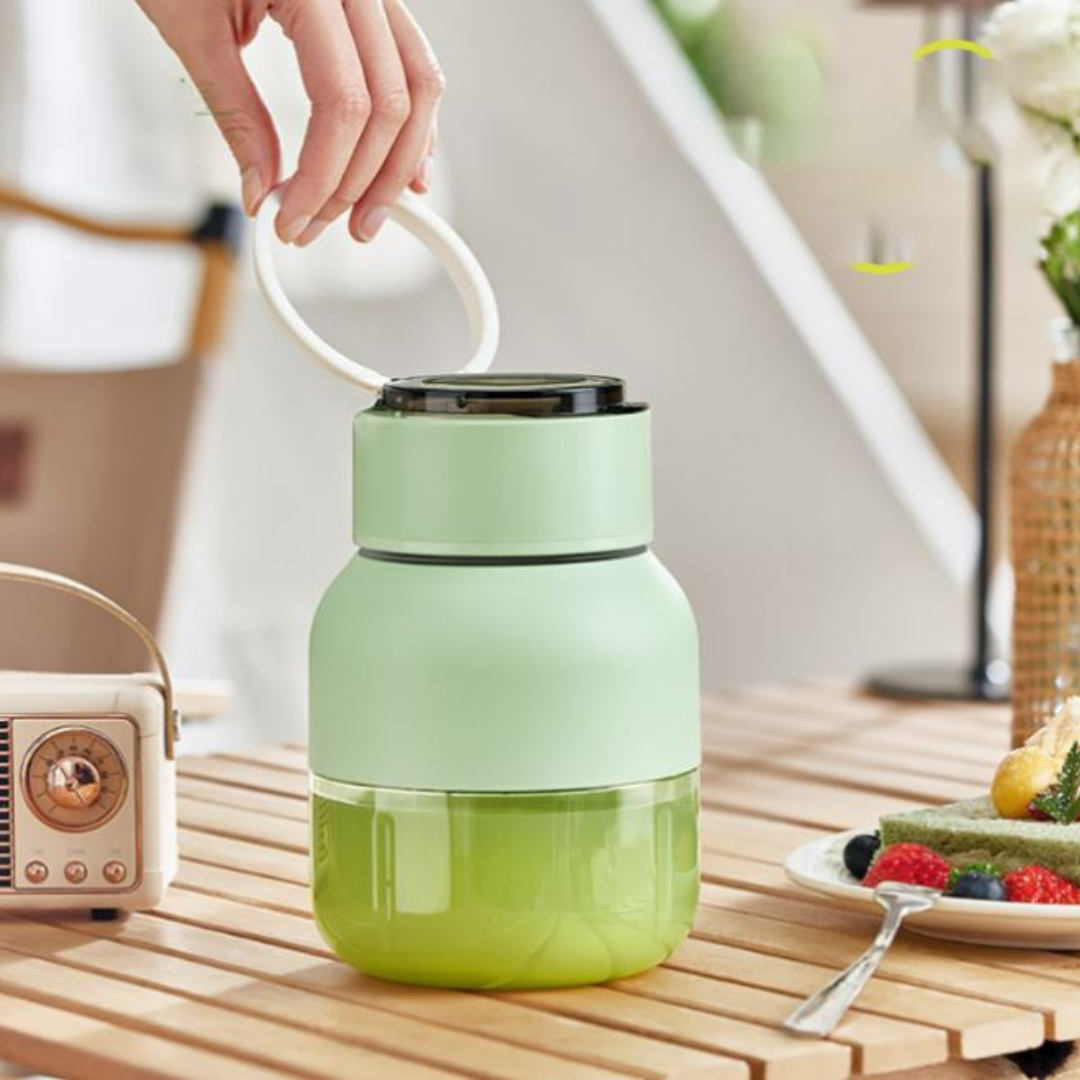 "Draagbare 2-in-1 blender en sapcentrifuge, stijlvol wit, met roestvrijstalen messen en draadloze oplaadfunctionaliteit."