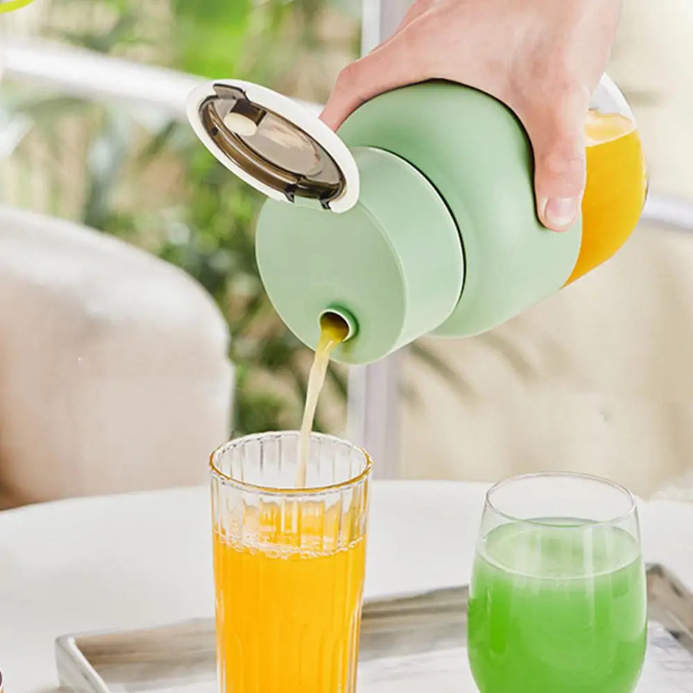 "Draagbare 2-in-1 blender en sapcentrifuge, stijlvol wit, met roestvrijstalen messen en draadloze oplaadfunctionaliteit."