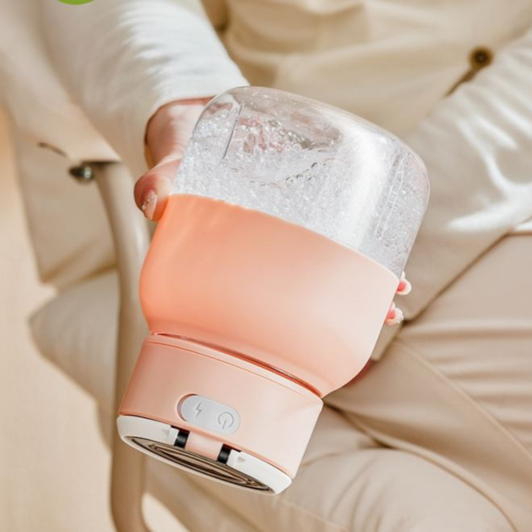 "Draagbare 2-in-1 blender en sapcentrifuge, stijlvol wit, met roestvrijstalen messen en draadloze oplaadfunctionaliteit."