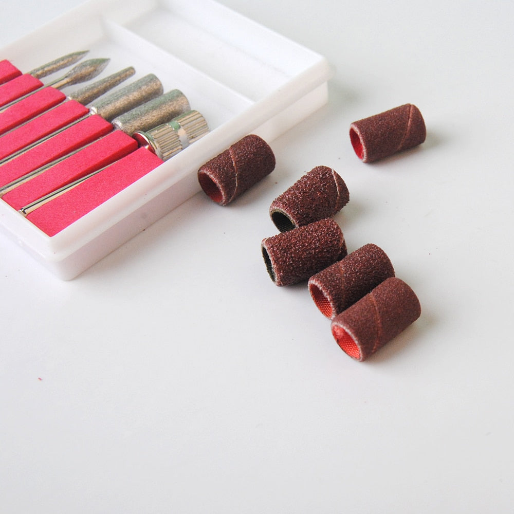 "Draagbare 6-in-1 elektrische nagelvijlset voor manicure en pedicure, inclusief 6 opzetstukjes, roze uitvoering."