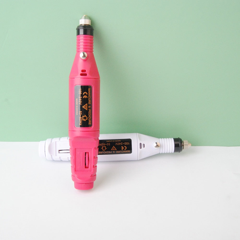 "Draagbare 6-in-1 elektrische nagelvijlset voor manicure en pedicure, inclusief 6 opzetstukjes, roze uitvoering."