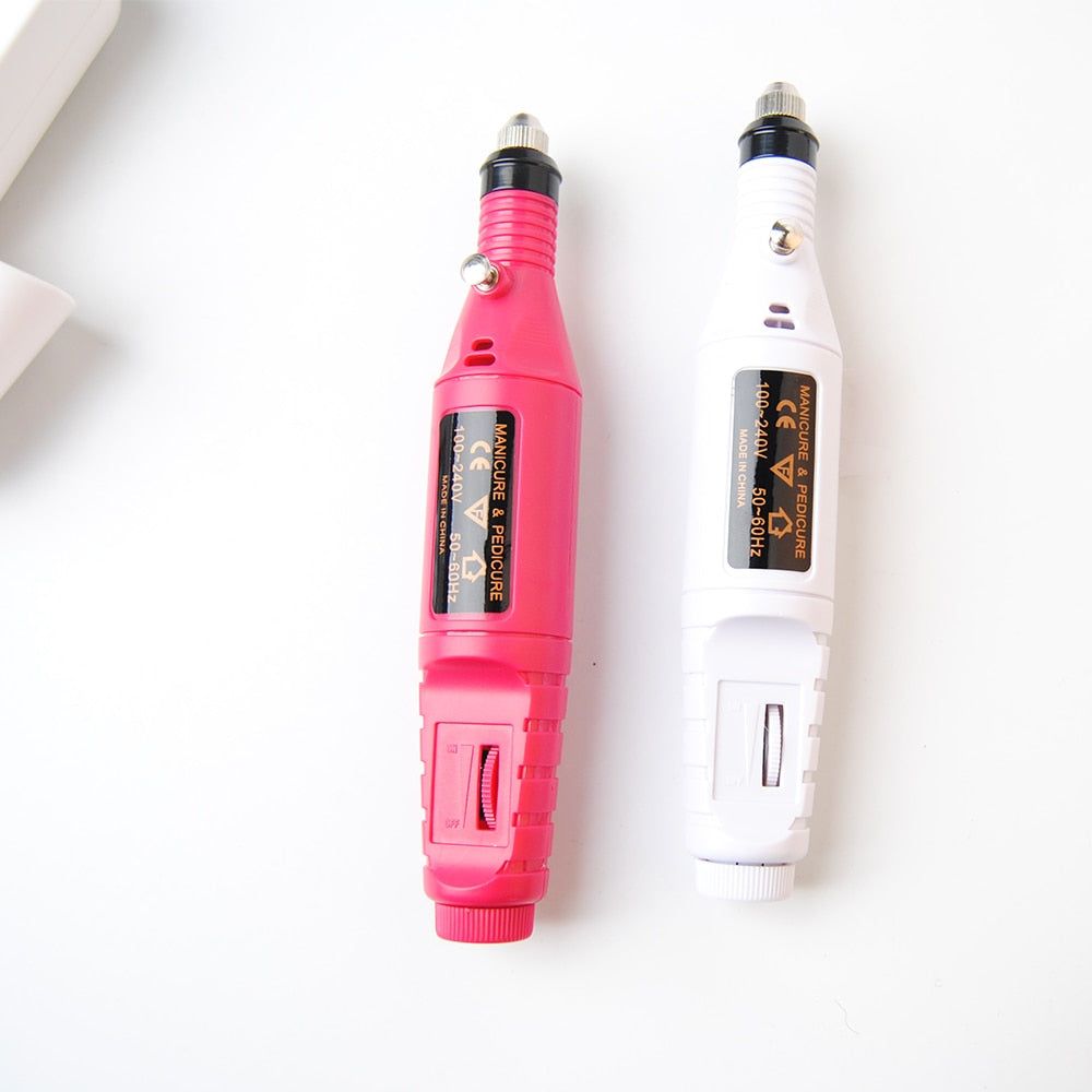 "Draagbare 6-in-1 elektrische nagelvijlset voor manicure en pedicure, inclusief 6 opzetstukjes, roze uitvoering."