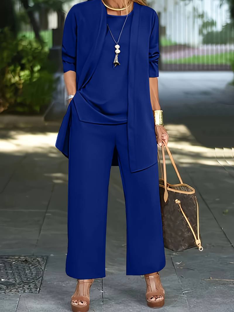 "Driedelige dames outfit grijs: chic vest, bijpassend topje en lange broek voor comfort en stijl."