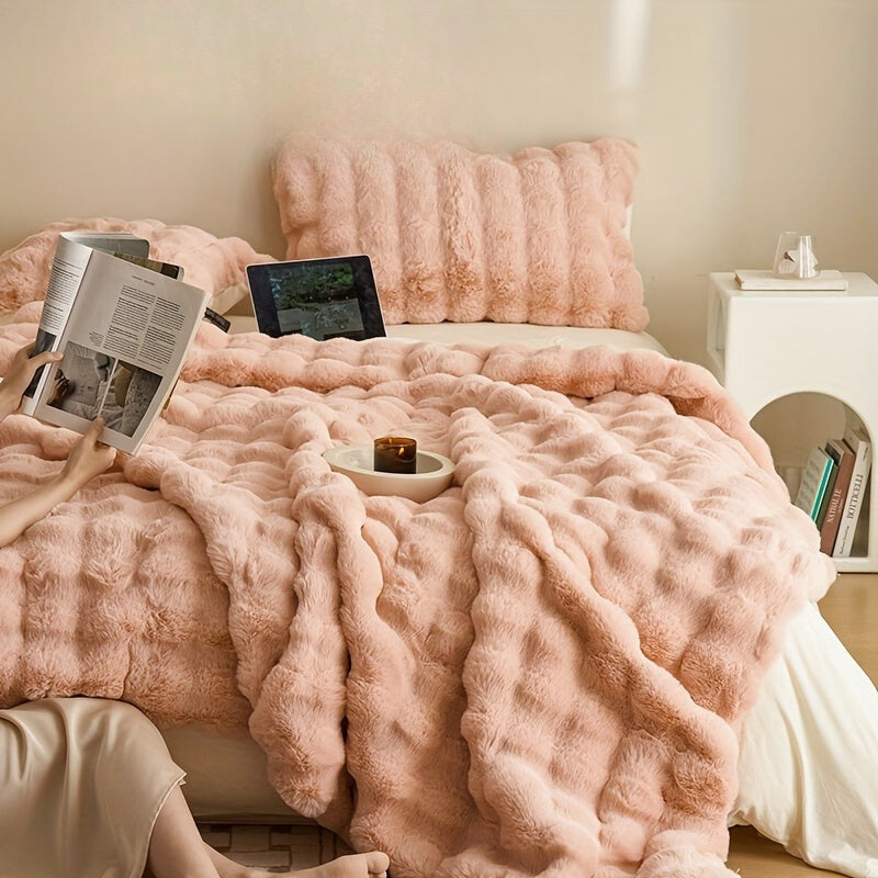 "Dubbelzijdige fleece deken, zachte pluche textuur, in roze kleur, past stijlvol in elk interieur, warm en comfortabel."