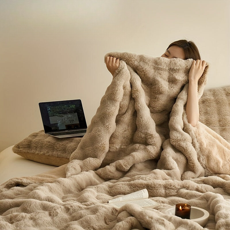 "Dubbelzijdige fleece deken, zachte pluche textuur, in roze kleur, past stijlvol in elk interieur, warm en comfortabel."