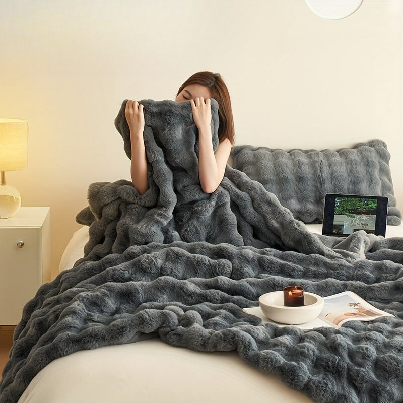 "Dubbelzijdige fleece deken, zachte pluche textuur, in roze kleur, past stijlvol in elk interieur, warm en comfortabel."
