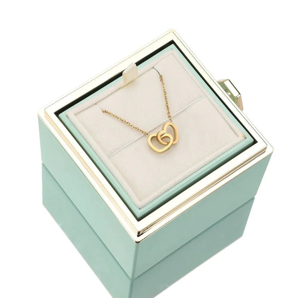 Eeuwige Roos Box met echte geconserveerde roos en gepersonaliseerde ketting, verfijnde details; symboliseert eeuwige liefde.