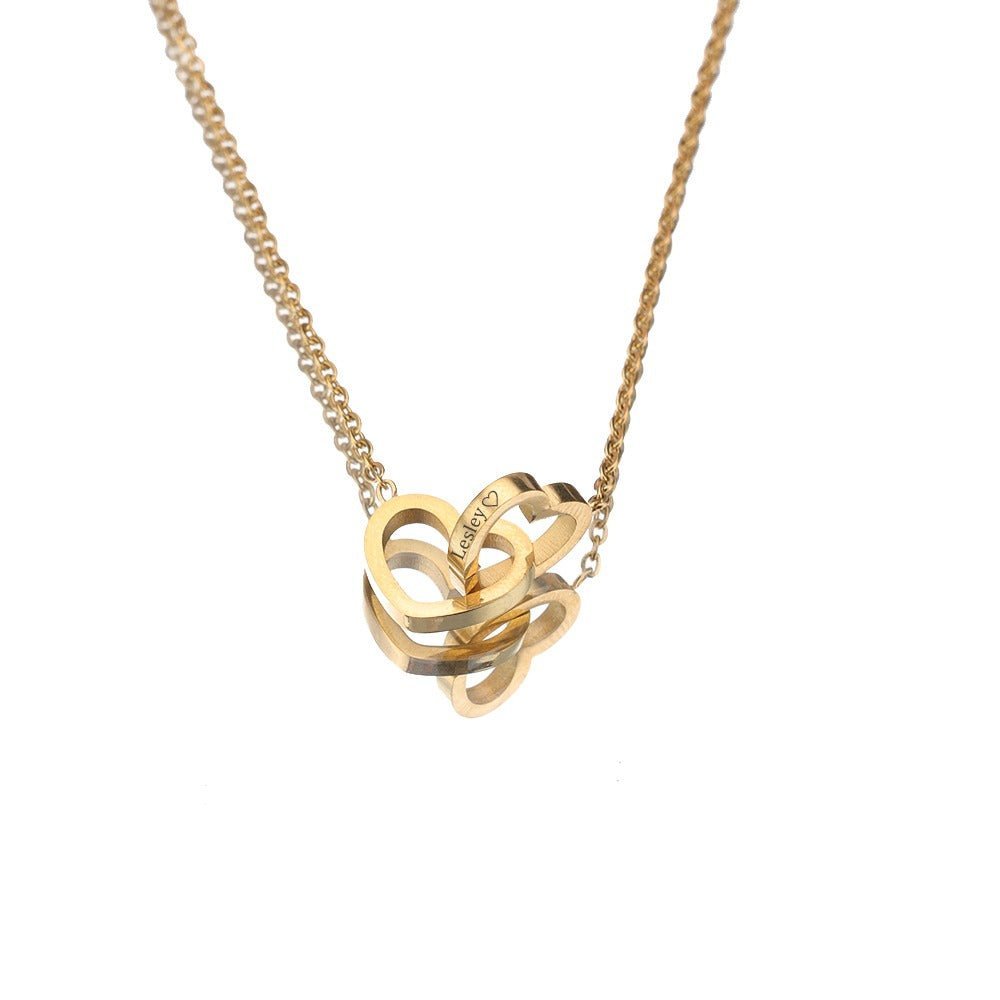 Eeuwige Roos Box met echte geconserveerde roos en gepersonaliseerde ketting, verfijnde details; symboliseert eeuwige liefde.