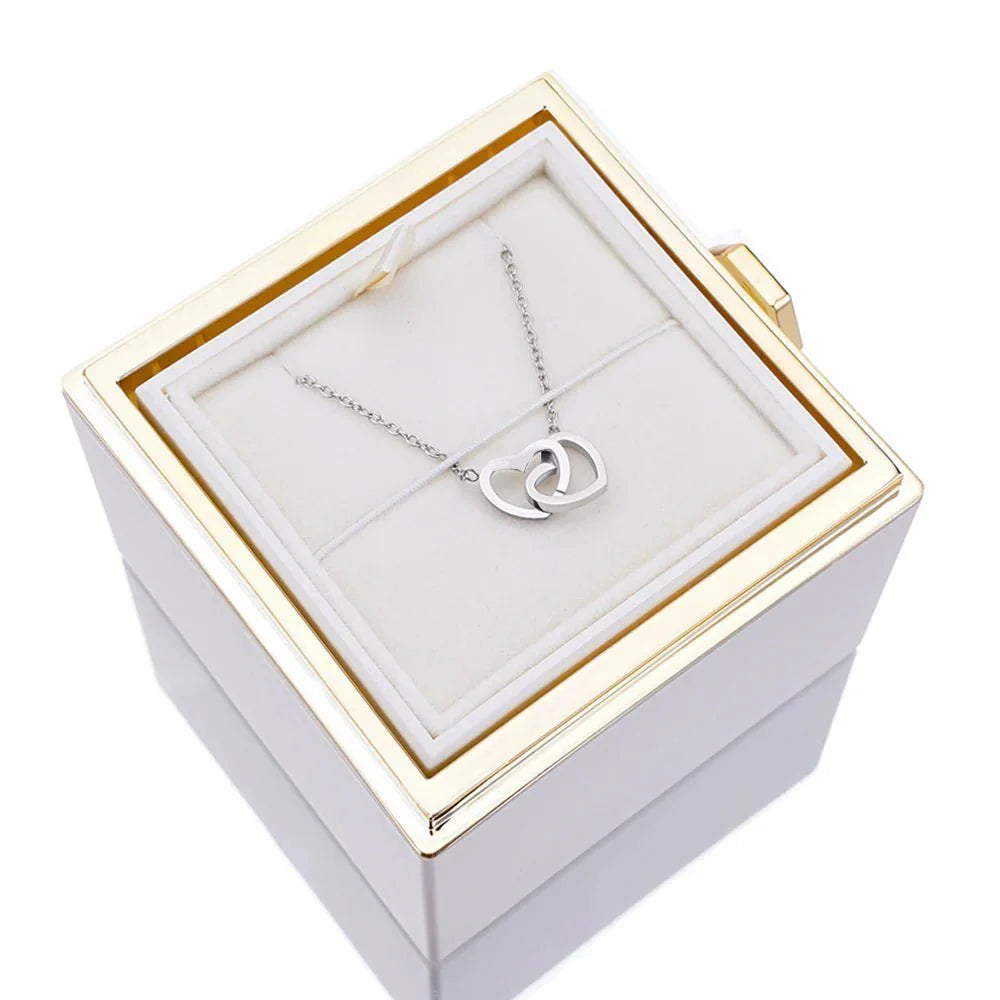 Eeuwige Roos Box met echte geconserveerde roos en gepersonaliseerde ketting, verfijnde details; symboliseert eeuwige liefde.