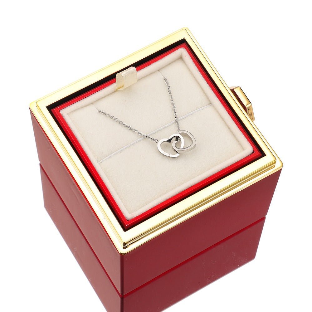 Eeuwige Roos Box met echte geconserveerde roos en gepersonaliseerde ketting, verfijnde details; symboliseert eeuwige liefde.