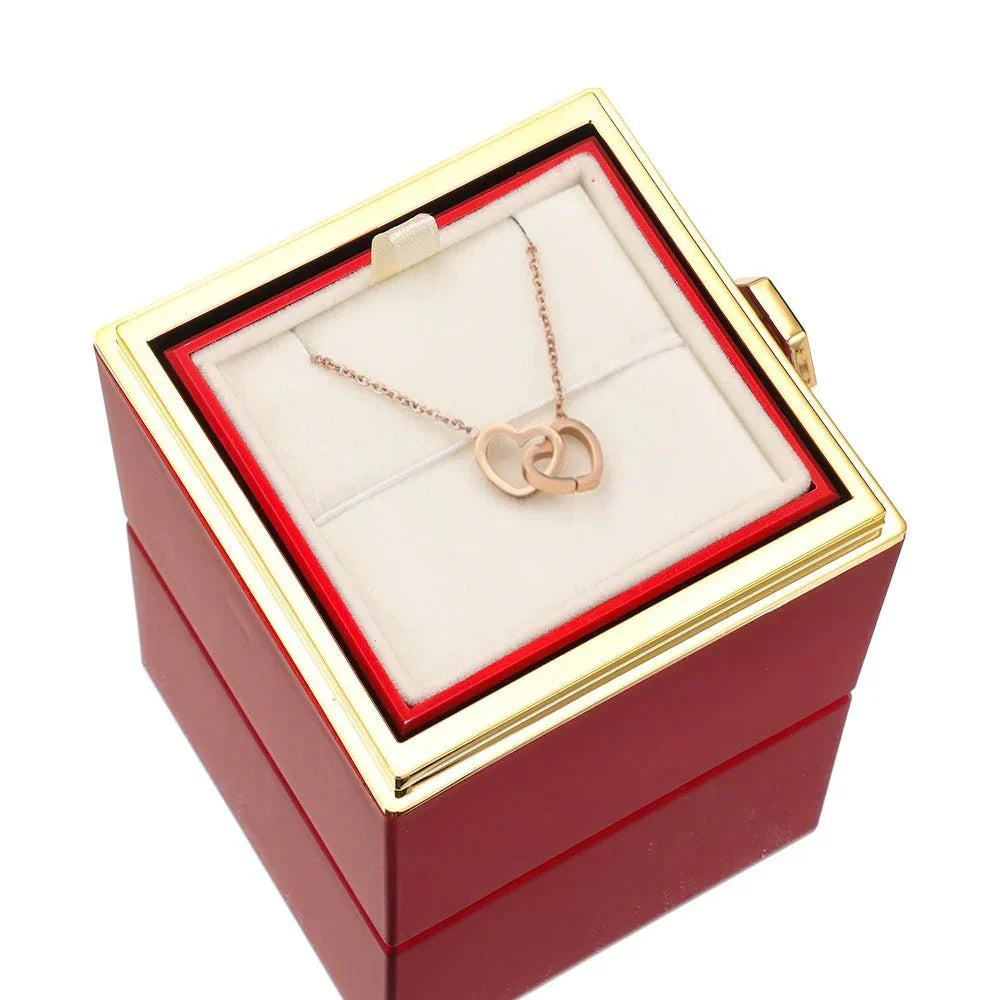 Eeuwige Roos Box met echte geconserveerde roos en gepersonaliseerde ketting, verfijnde details; symboliseert eeuwige liefde.