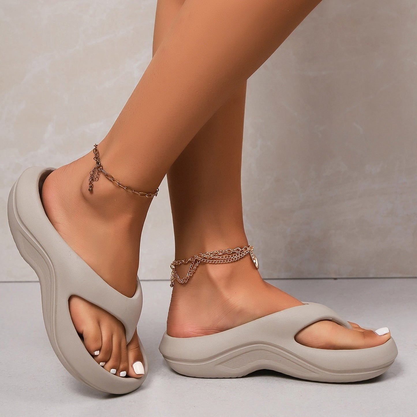 "Elegant beige orthopedische slippers met comfortabele EVA zool en verhoogde boog voor ultiem draagcomfort en ondersteuning."