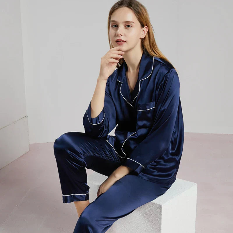 "Elegant Celeste Zijden Dames Pyjama, 100% zijde, tijdloze stijl, luxe nachtmode in delicate ivoorkleur met satijnen afwerkin