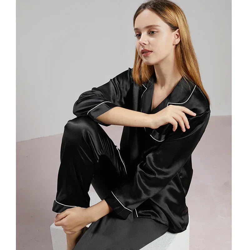 "Elegant Celeste Zijden Dames Pyjama, 100% zijde, tijdloze stijl, luxe nachtmode in delicate ivoorkleur met satijnen afwerkin