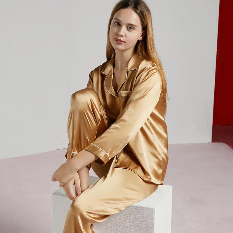 "Elegant Celeste Zijden Dames Pyjama, 100% zijde, tijdloze stijl, luxe nachtmode in delicate ivoorkleur met satijnen afwerkin
