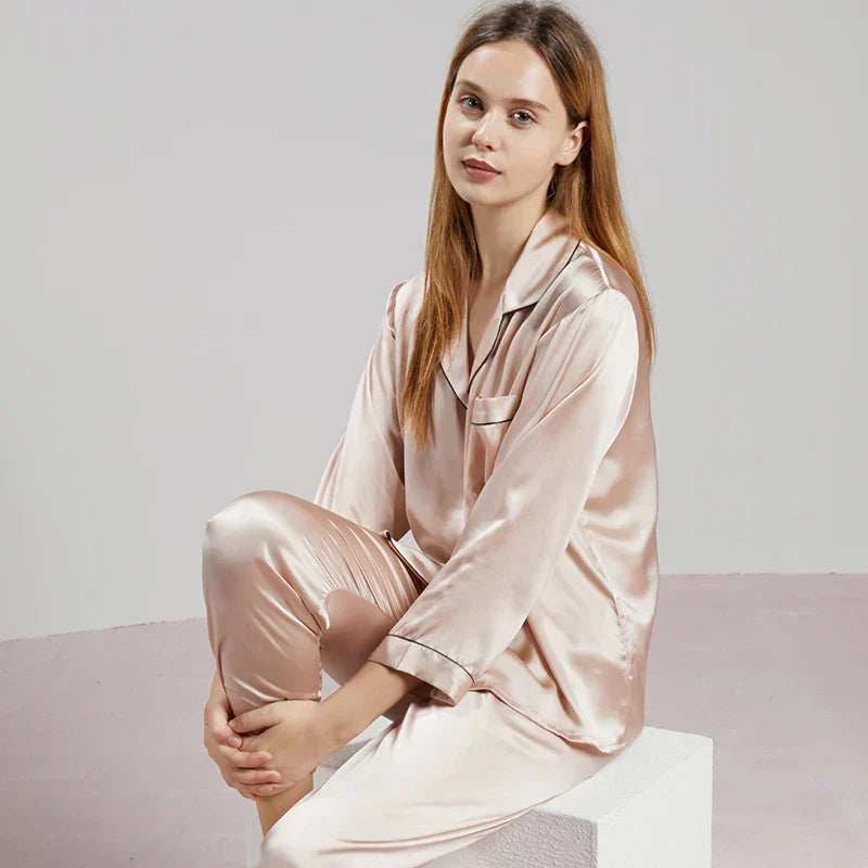 "Elegant Celeste Zijden Dames Pyjama, 100% zijde, tijdloze stijl, luxe nachtmode in delicate ivoorkleur met satijnen afwerkin
