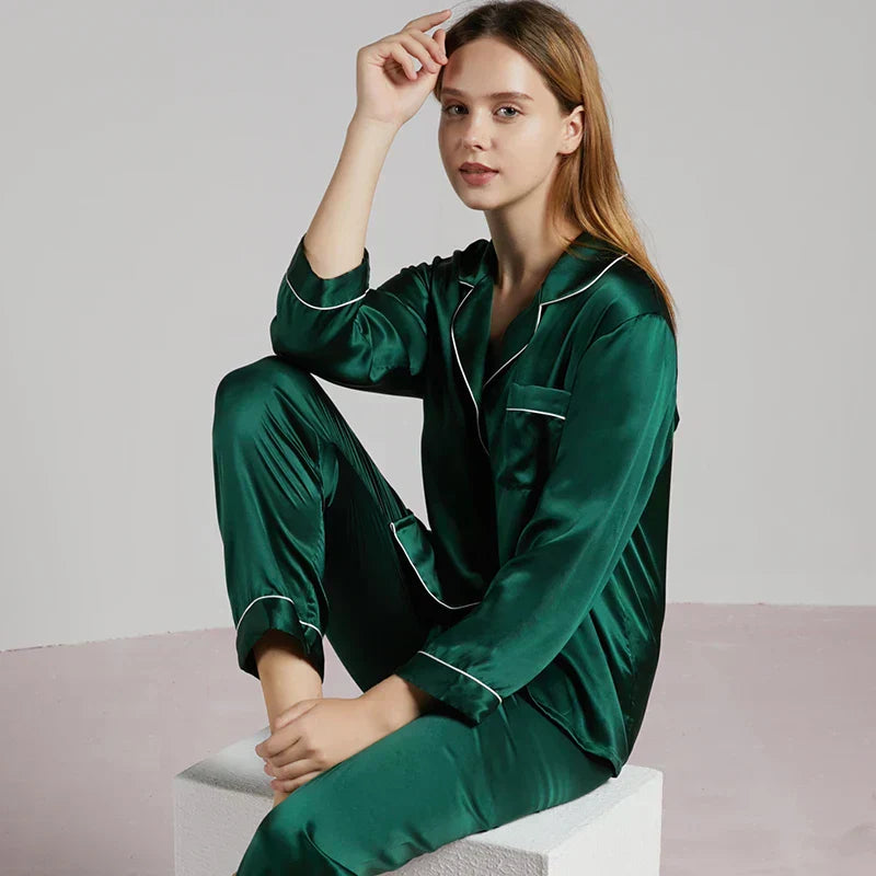 "Elegant Celeste Zijden Dames Pyjama, 100% zijde, tijdloze stijl, luxe nachtmode in delicate ivoorkleur met satijnen afwerkin