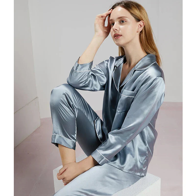 "Elegant Celeste Zijden Dames Pyjama, 100% zijde, tijdloze stijl, luxe nachtmode in delicate ivoorkleur met satijnen afwerkin