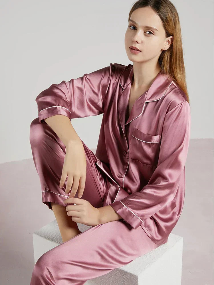 "Elegant Celeste Zijden Dames Pyjama, 100% zijde, tijdloze stijl, luxe nachtmode in delicate ivoorkleur met satijnen afwerkin
