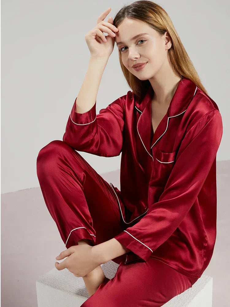 "Elegant Celeste Zijden Dames Pyjama, 100% zijde, tijdloze stijl, luxe nachtmode in delicate ivoorkleur met satijnen afwerkin