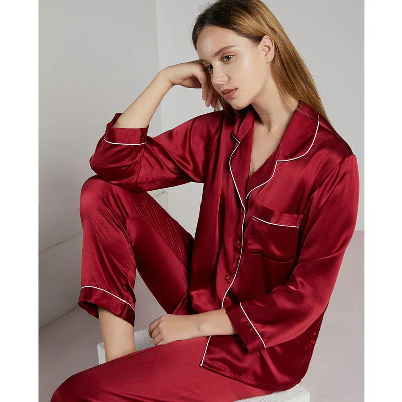 "Elegant Celeste Zijden Dames Pyjama, 100% zijde, tijdloze stijl, luxe nachtmode in delicate ivoorkleur met satijnen afwerkin