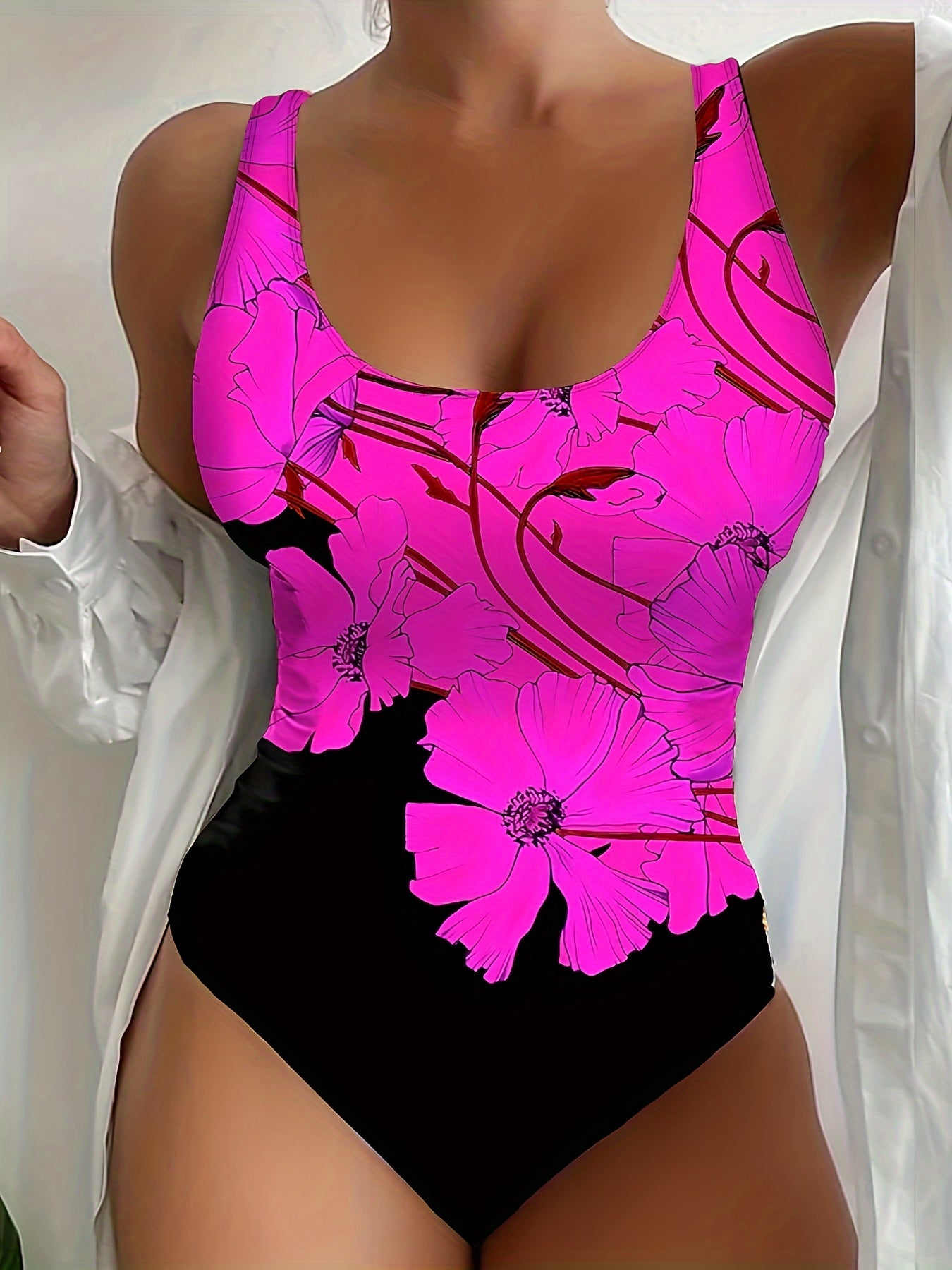 "Elegant eendelig damesbadpak met levendige bloemenprint, perfect voor zomerse strand- en zwembaddagen."